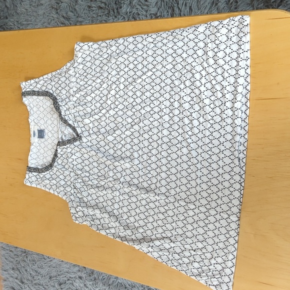 White and black top - Picture 1 of 3